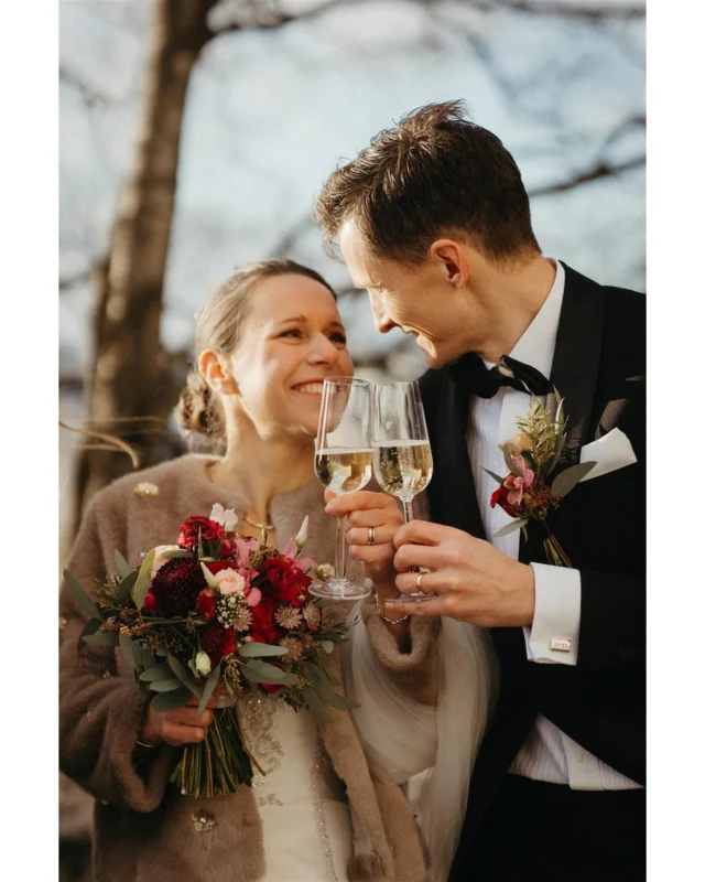 Gratulerer så mye til lørdagens vakre par Silvia og Audun, som strålte om kapp med vintersolen ✨ 

Årets første bryllup i 2025 for min del. Nydelig å ta frem kameraet igjen etter noen uker i dvale 

✨ 

#bryllupsfoto #vinterbryllup #bryllup #bryllupsfotograf #bryllupsfotografoslo #bryllup2025